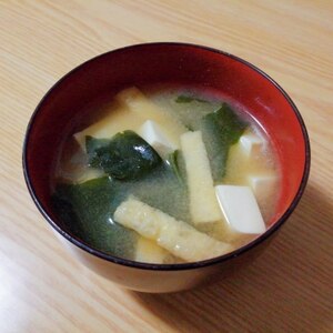 豆腐わかめ油揚げの味噌汁